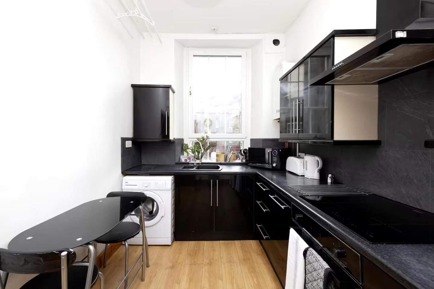 Joivy 3 Bed Flat In Old Town, Close To Grassmarket 爱丁堡 外观 照片